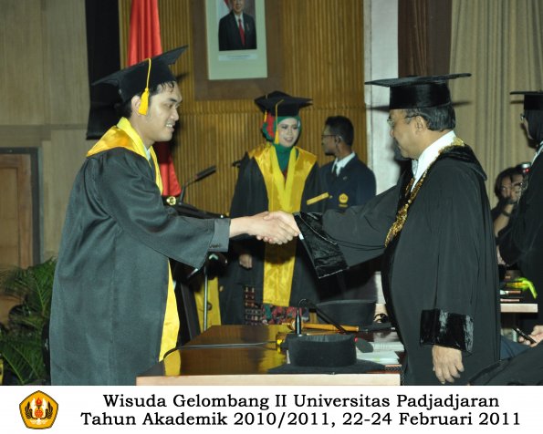 wisuda-fakultas-ekonomi-s2-profesi-s1-d3-oleh-rektor-126