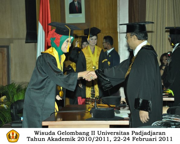 wisuda-fakultas-ekonomi-s2-profesi-s1-d3-oleh-rektor-128