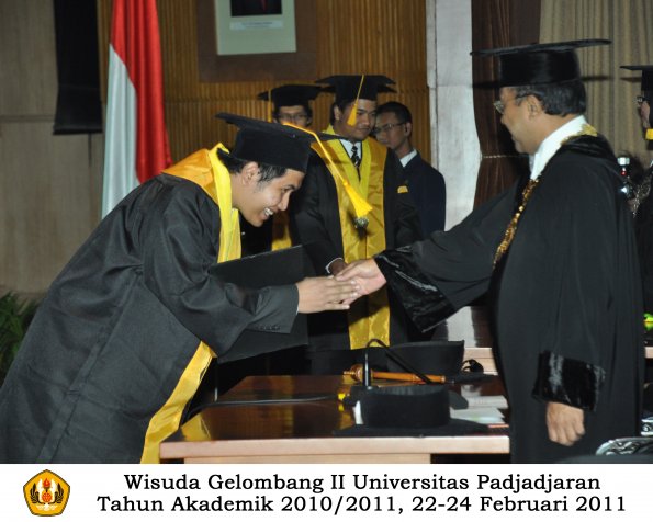 wisuda-fakultas-ekonomi-s2-profesi-s1-d3-oleh-rektor-129