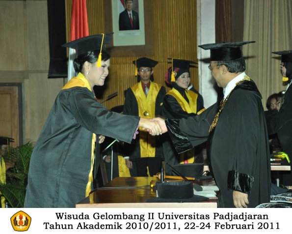 wisuda-fakultas-ekonomi-s2-profesi-s1-d3-oleh-rektor-130