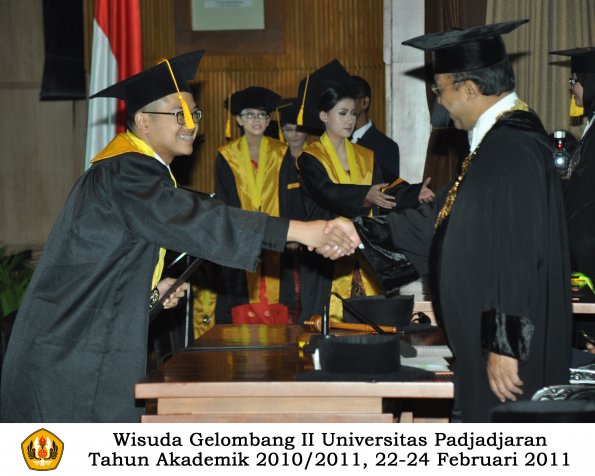 wisuda-fakultas-ekonomi-s2-profesi-s1-d3-oleh-rektor-135