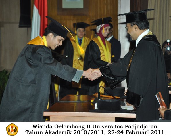 wisuda-fakultas-ekonomi-s2-profesi-s1-d3-oleh-rektor-180