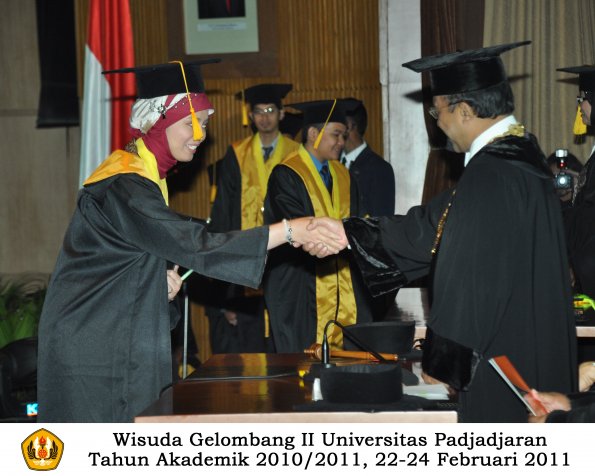 wisuda-fakultas-ekonomi-s2-profesi-s1-d3-oleh-rektor-181