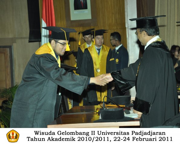 wisuda-fakultas-ekonomi-s2-profesi-s1-d3-oleh-rektor-196