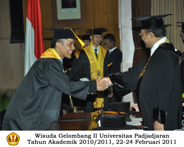 wisuda-fakultas-ekonomi-s2-profesi-s1-d3-oleh-rektor-200