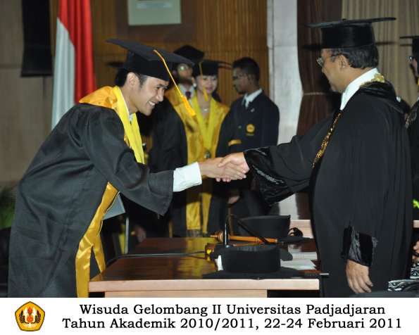 wisuda-fakultas-ekonomi-s2-profesi-s1-d3-oleh-rektor-201