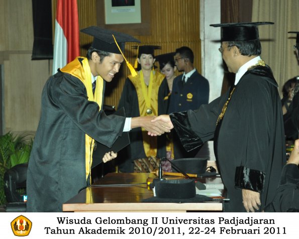 wisuda-fakultas-ekonomi-s2-profesi-s1-d3-oleh-rektor-208