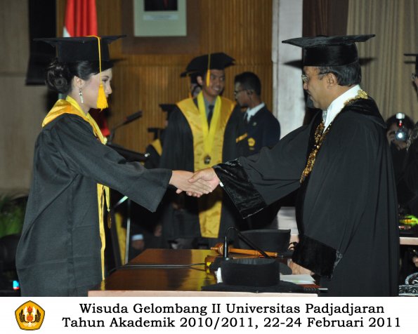 wisuda-fakultas-ekonomi-s2-profesi-s1-d3-oleh-rektor-211