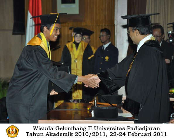 wisuda-fakultas-ekonomi-s2-profesi-s1-d3-oleh-rektor-213