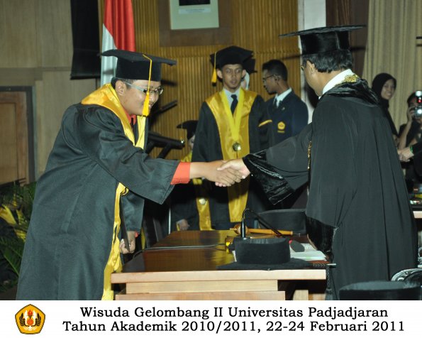 wisuda-fakultas-ekonomi-s2-profesi-s1-d3-oleh-rektor-238