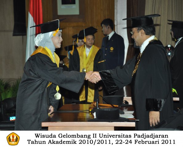 wisuda-fakultas-ekonomi-s2-profesi-s1-d3-oleh-rektor-240