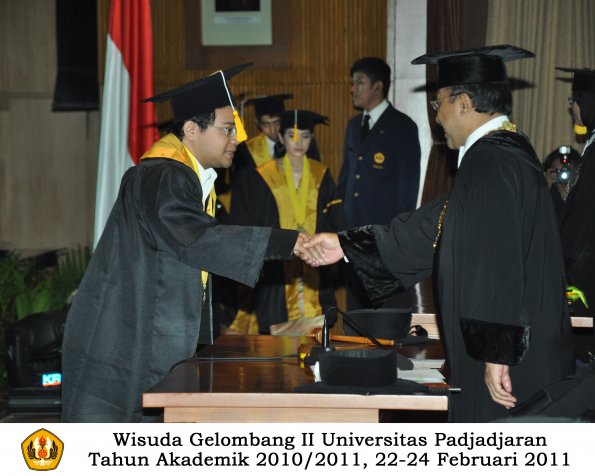 wisuda-fakultas-ekonomi-s2-profesi-s1-d3-oleh-rektor-241