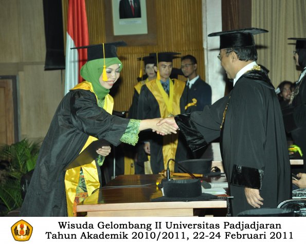 wisuda-fakultas-ekonomi-s2-profesi-s1-d3-oleh-rektor-250