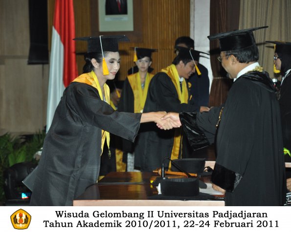 wisuda-fakultas-ekonomi-s2-profesi-s1-d3-oleh-rektor-260