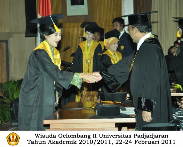 wisuda-fakultas-ekonomi-s2-profesi-s1-d3-oleh-rektor-295