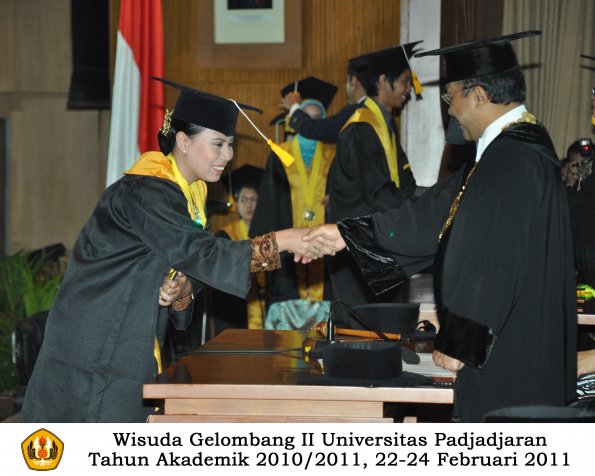 wisuda-fakultas-ekonomi-s2-profesi-s1-d3-oleh-rektor-298