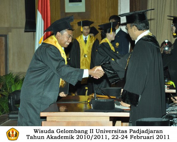 wisuda-fakultas-ekonomi-s2-profesi-s1-d3-oleh-rektor-300