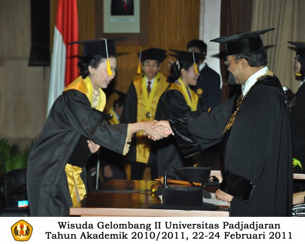 wisuda-fakultas-ekonomi-s2-profesi-s1-d3-oleh-rektor-302