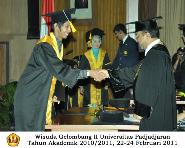 wisuda-fakultas-ekonomi-s2-profesi-s1-d3-oleh-rektor-303