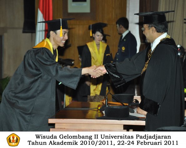 wisuda-fakultas-ekonomi-s2-profesi-s1-d3-oleh-rektor-313