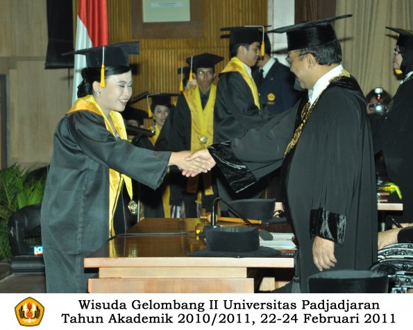 wisuda-fakultas-ekonomi-s2-profesi-s1-d3-oleh-rektor-320