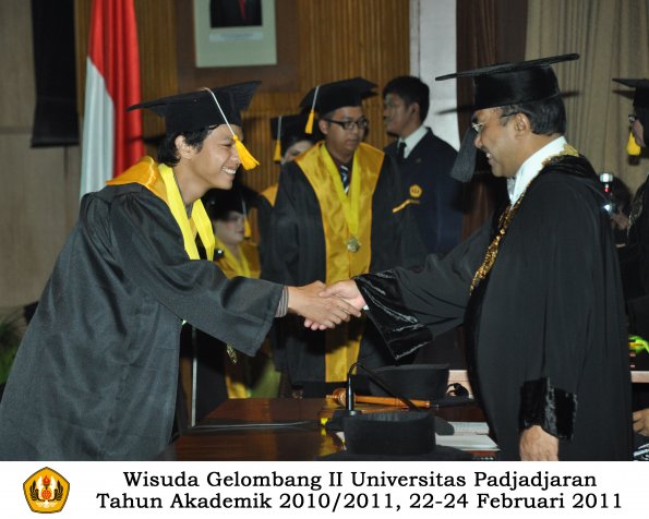 wisuda-fakultas-ekonomi-s2-profesi-s1-d3-oleh-rektor-323