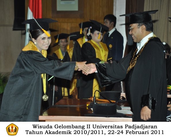 wisuda-fakultas-ekonomi-s2-profesi-s1-d3-oleh-rektor-327