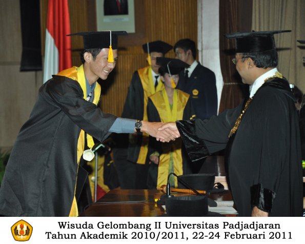 wisuda-fakultas-ekonomi-s2-profesi-s1-d3-oleh-rektor-335