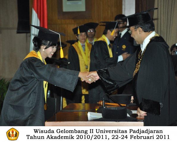 wisuda-fakultas-ekonomi-s2-profesi-s1-d3-oleh-rektor-351