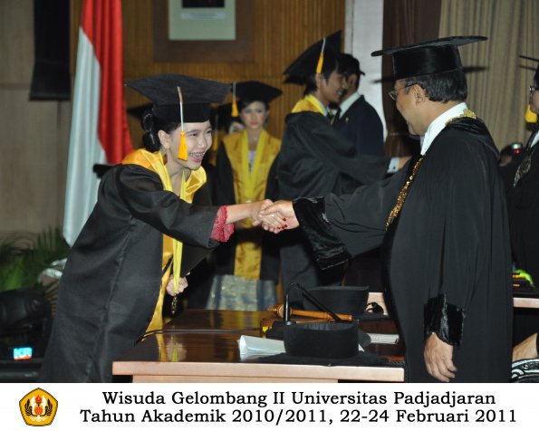 wisuda-fakultas-ekonomi-s2-profesi-s1-d3-oleh-rektor-379