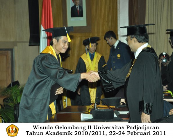 wisuda-fakultas-ekonomi-s2-profesi-s1-d3-oleh-rektor-380