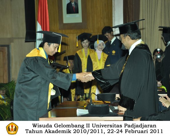 wisuda-fakultas-ekonomi-s2-profesi-s1-d3-oleh-rektor-381