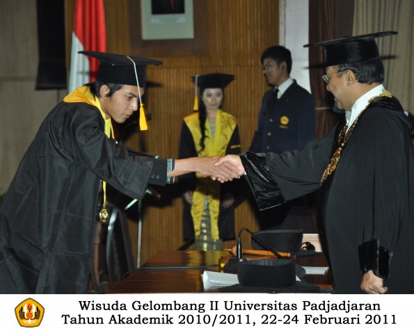 wisuda-fakultas-ekonomi-s2-profesi-s1-d3-oleh-rektor-393