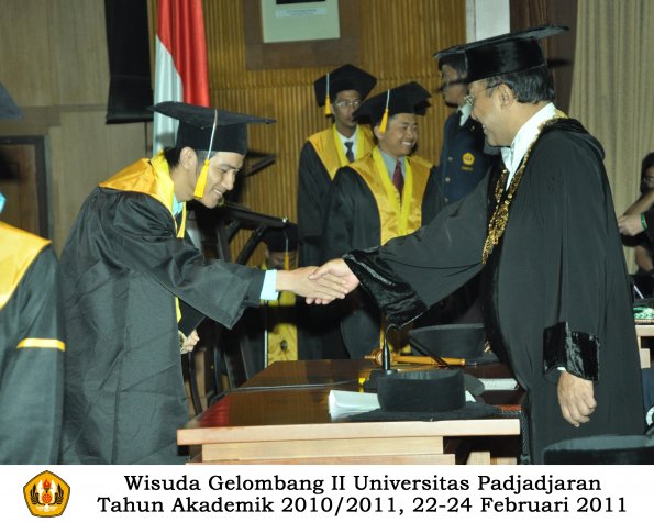 wisuda-fakultas-ekonomi-s2-profesi-s1-d3-oleh-rektor-394