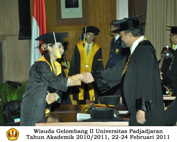 wisuda-fikom-d3-oleh-rektor-022