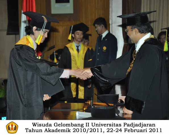wisuda-fikom-d3-oleh-rektor-026