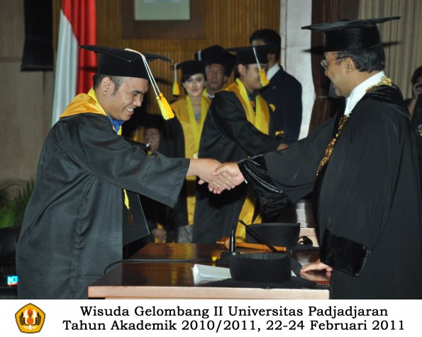 wisuda-fikom-d3-oleh-rektor-030