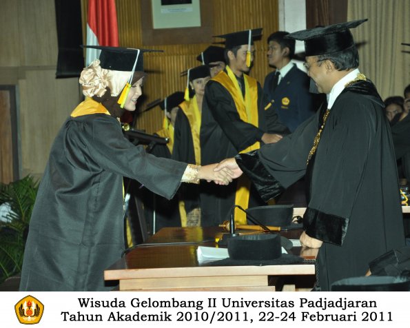 wisuda-fikom-d3-oleh-rektor-031