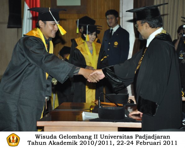 wisuda-fikom-d3-oleh-rektor-032