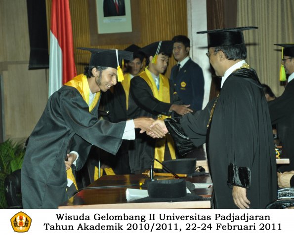 wisuda-fikom-d3-oleh-rektor-061