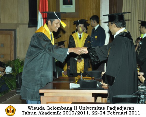 wisuda-fikom-d3-oleh-rektor-064