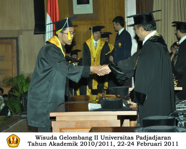 wisuda-fikom-d3-oleh-rektor-067
