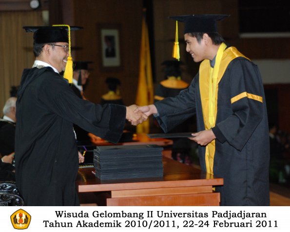 wisuda-fikom-s1-oleh-dekan-034