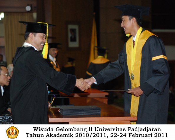 wisuda-fikom-s1-oleh-dekan-056