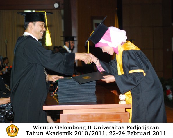 wisuda-fikom-s1-oleh-dekan-060