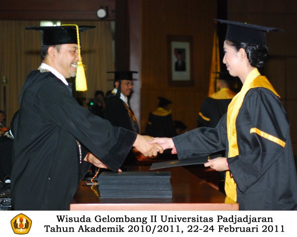 wisuda-fikom-s1-oleh-dekan-082