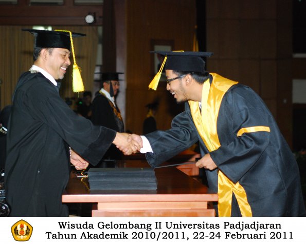 wisuda-fikom-s1-oleh-dekan-087