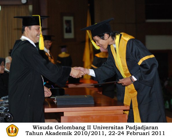 wisuda-fikom-s1-oleh-dekan-106