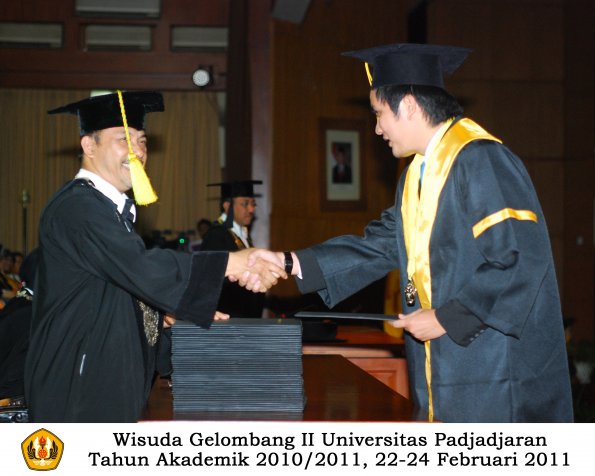 wisuda-fikom-s1-oleh-dekan-109