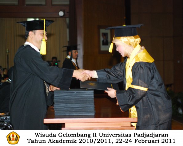 wisuda-fikom-s1-oleh-dekan-115